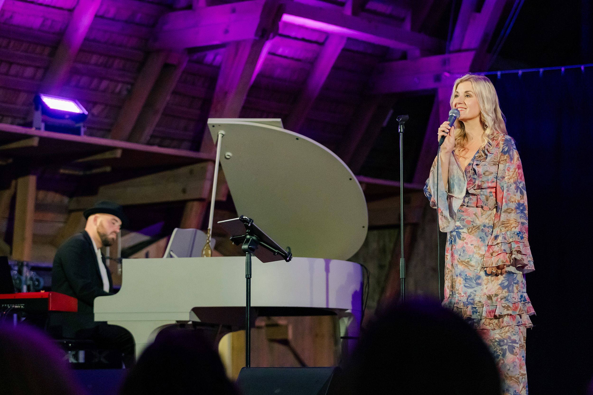 Emmi Christenssons konsert på Borgviks Gård tillsammans med  Jonatan Bengtsson. Fotograf Rebecca Nordin.