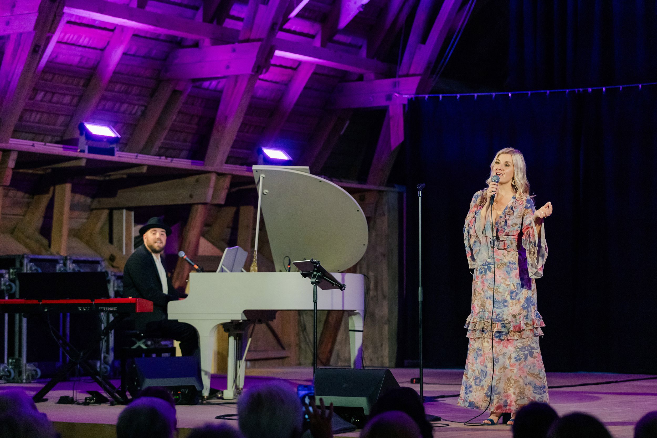Emmi Christenssons konsert på Borgviks Gård tillsammans med  Jonatan Bengtsson. Fotograf Rebecca Nordin.