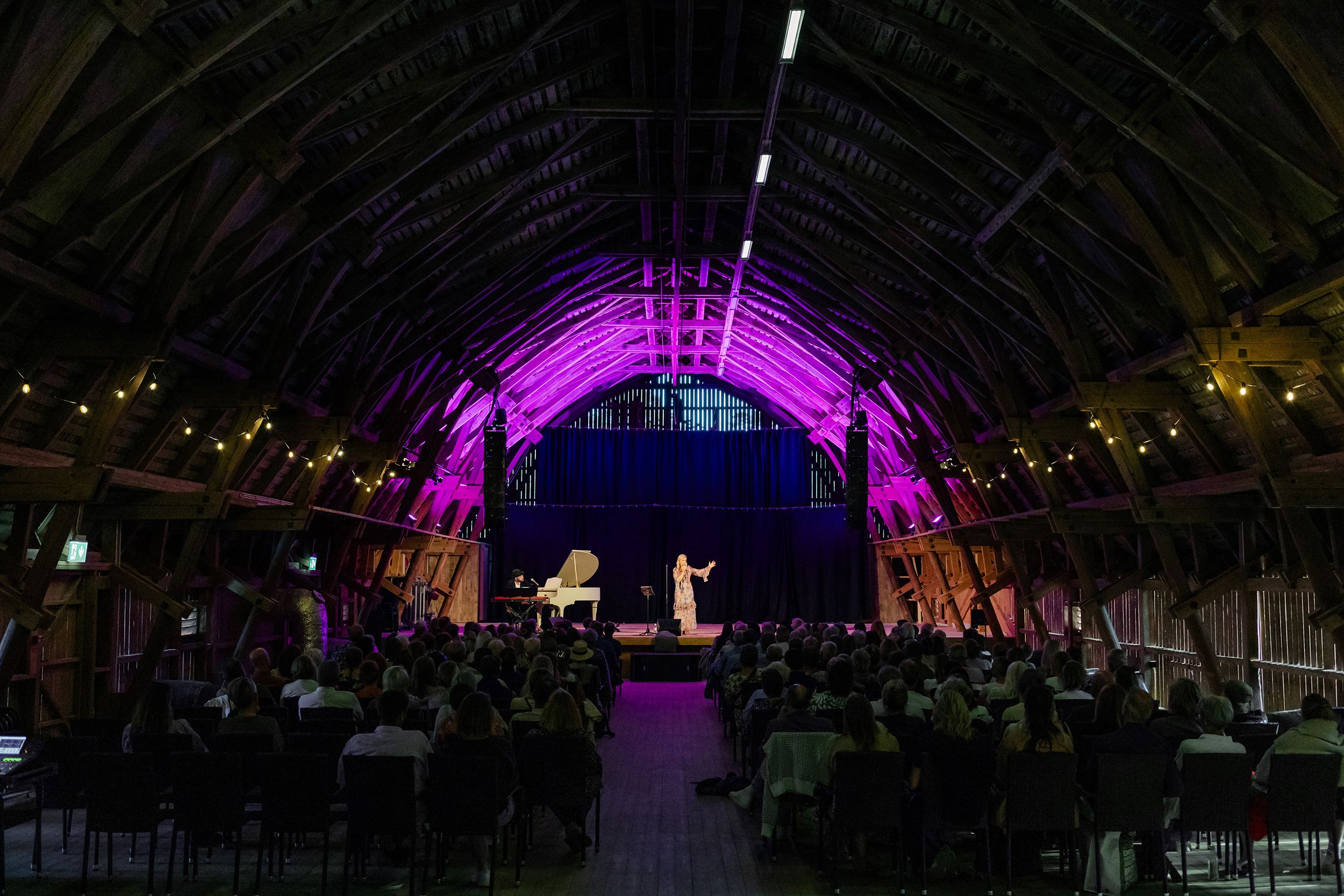 Emmi Christenssons konsert på Borgviks Gård tillsammans med  Jonatan Bengtsson. Fotograf Rebecca Nordin.