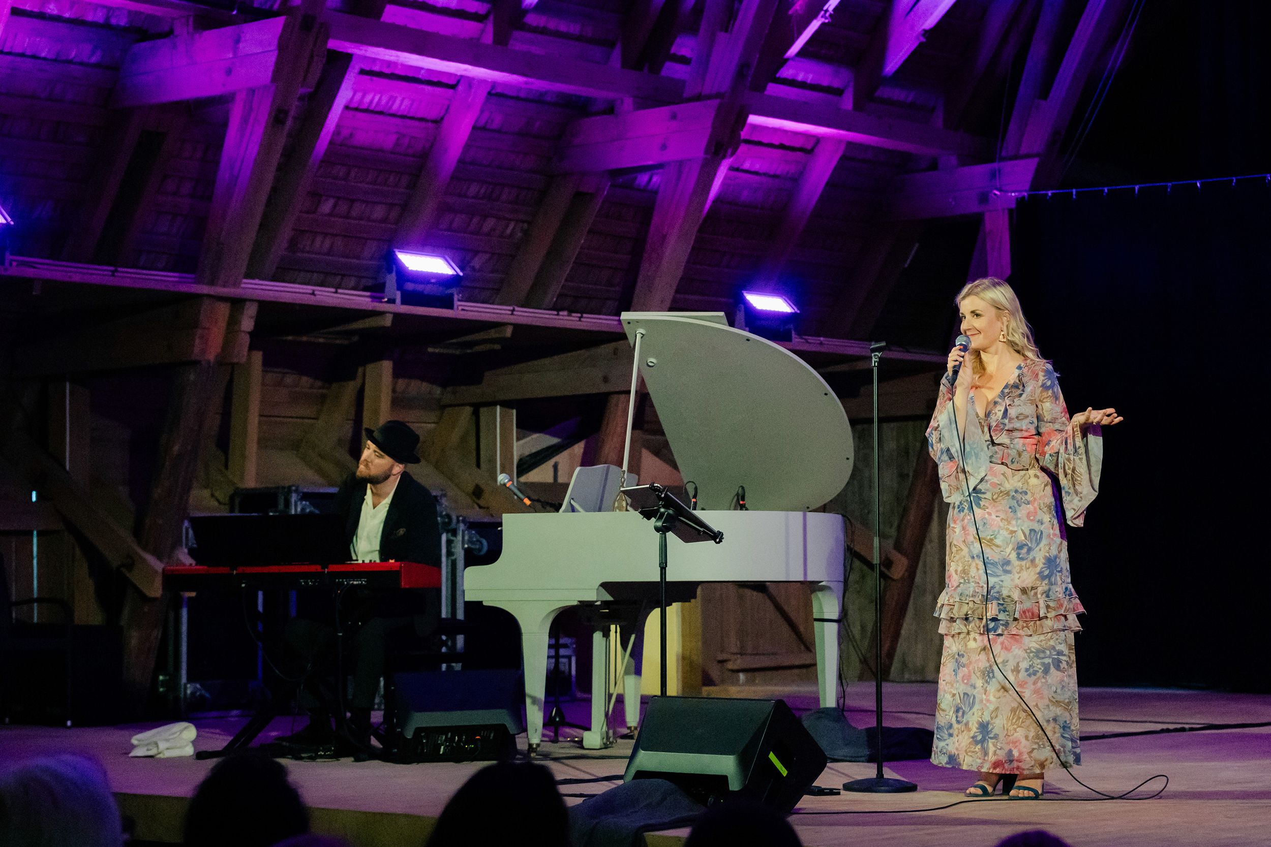 Emmi Christenssons konsert på Borgviks Gård tillsammans med  Jonatan Bengtsson. Fotograf Rebecca Nordin. Emmi Christenssons konsert på Borgv