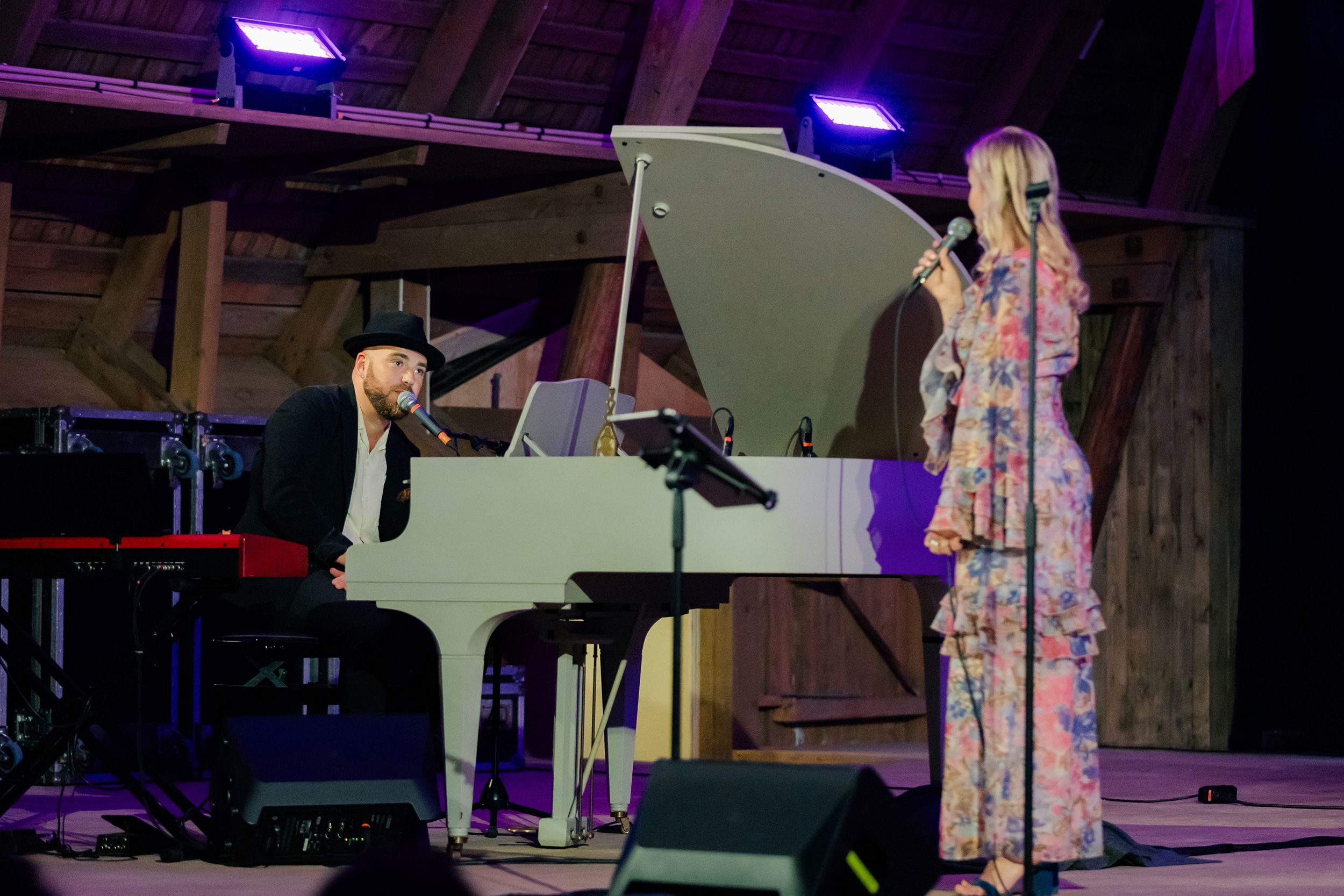 Emmi Christenssons konsert på Borgviks Gård tillsammans med  Jonatan Bengtsson. Fotograf Rebecca Nordin.