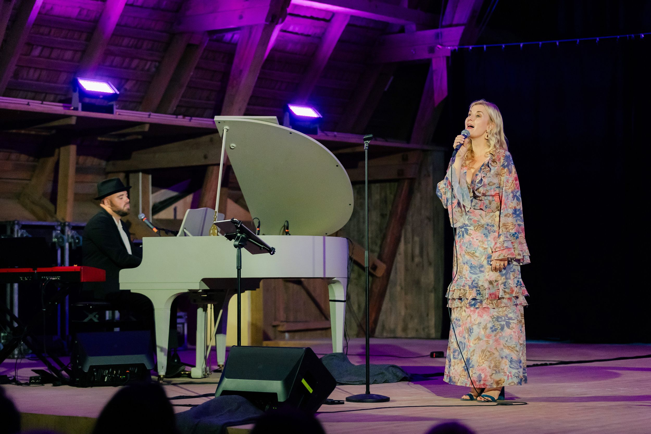 Emmi Christenssons konsert på Borgviks Gård tillsammans med  Jonatan Bengtsson. Fotograf Rebecca Nordin.