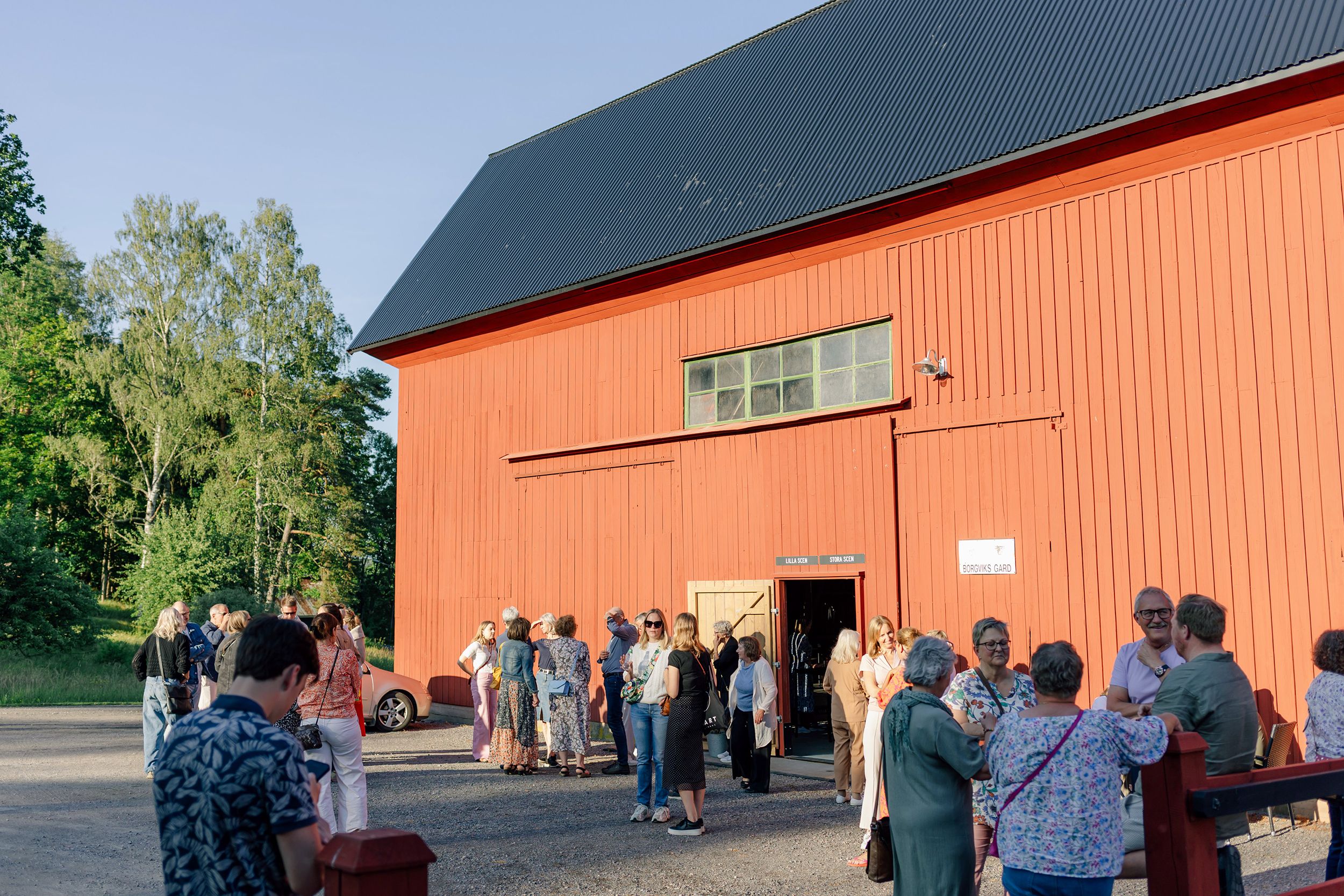 Emmi Christenssons konsert på Borgviks Gård tillsammans med  Jonatan Bengtsson. Fotograf Rebecca Nordin. Utanför.