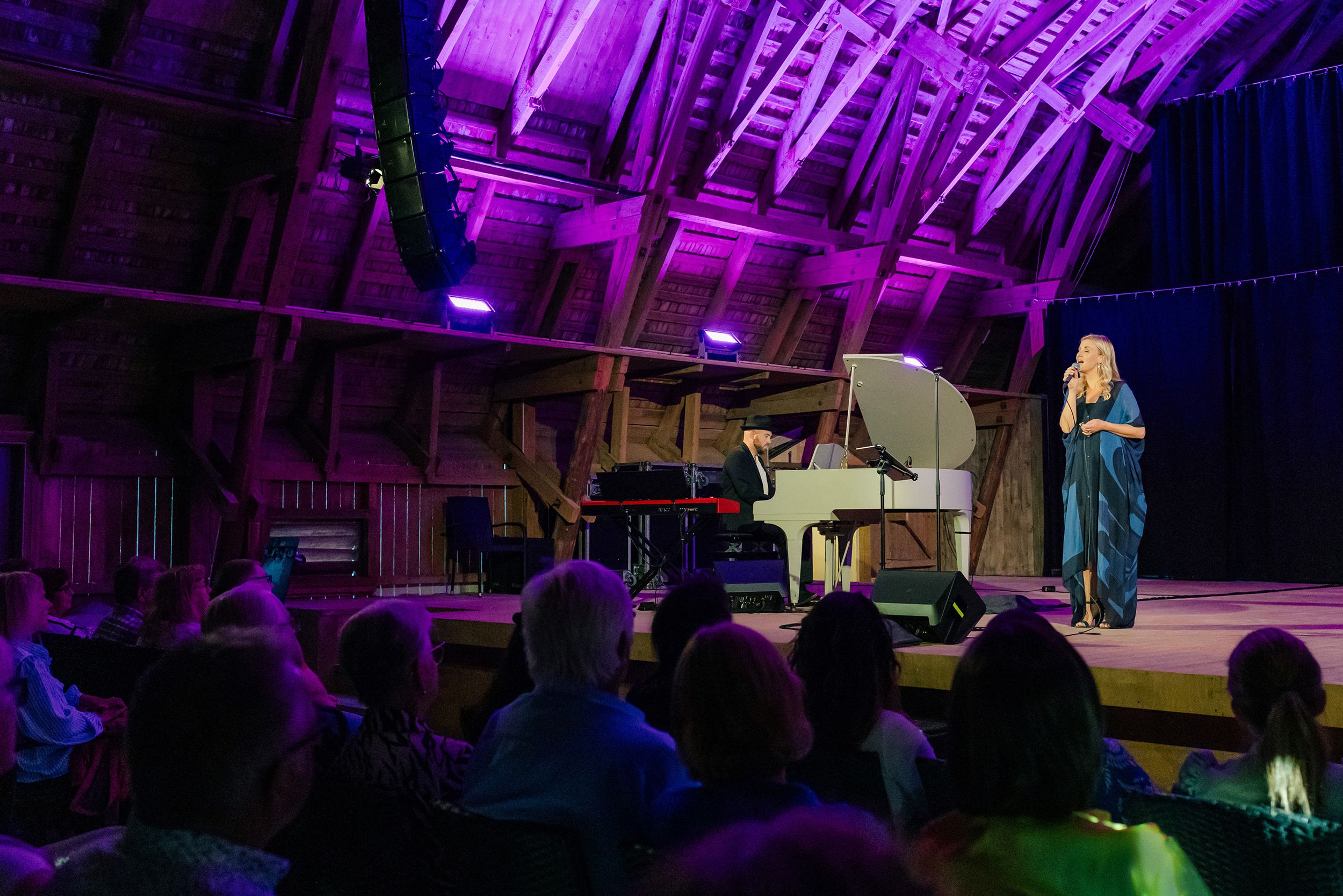 Emmi Christenssons konsert på Borgviks Gård tillsammans med  Jonatan Bengtsson. Fotograf Rebecca Nordin.