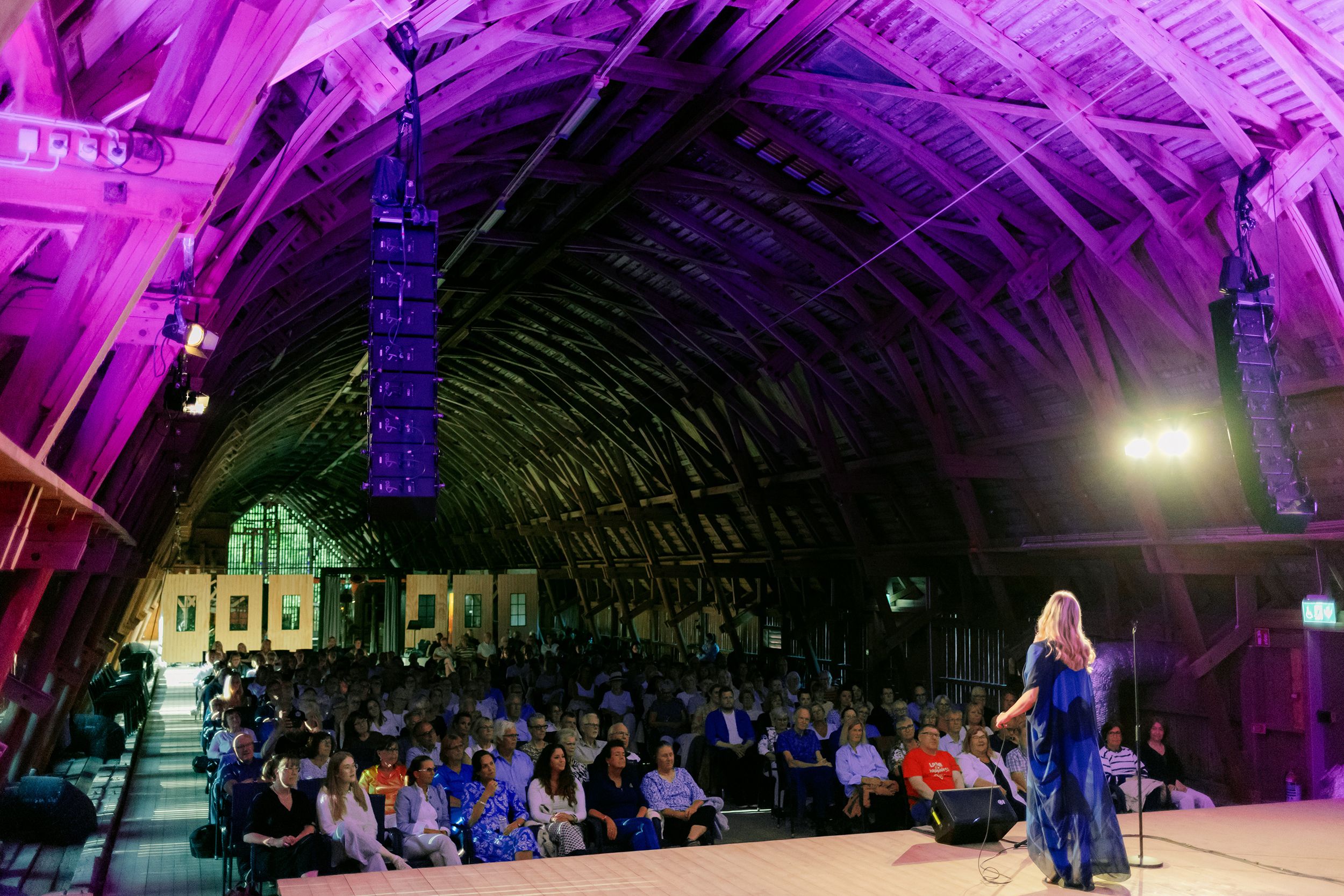 Emmi Christenssons konsert på Borgviks Gård tillsammans med  Jonatan Bengtsson. Fotograf Rebecca Nordin. Från scenen.