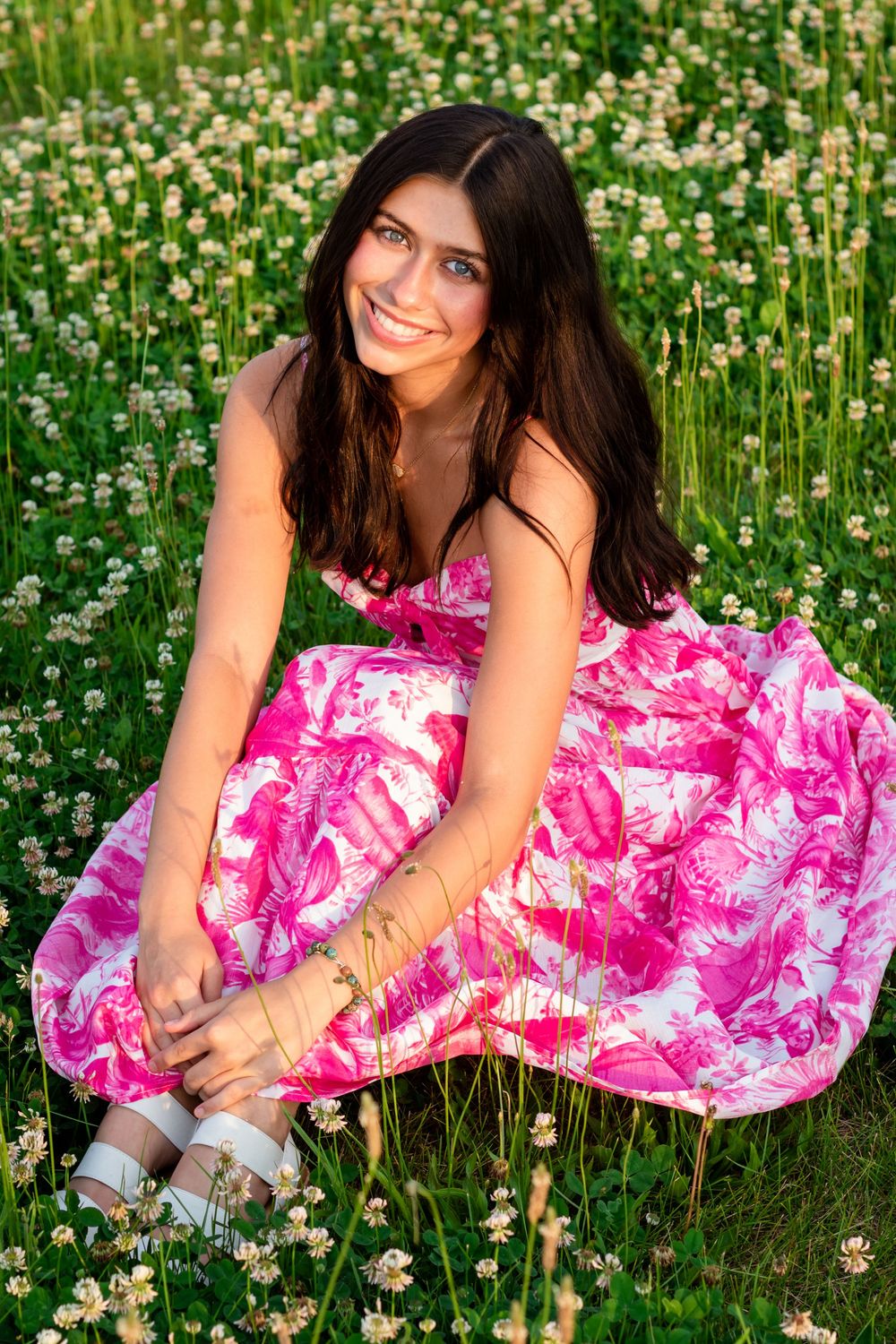 Natural senior photos in a garden. Senior photos with flowers in a garden. Senior photos natural lighting.