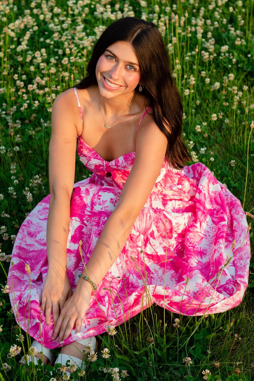 Natural senior photos in a garden. Senior photos with flowers in a garden. Senior photos natural lighting.