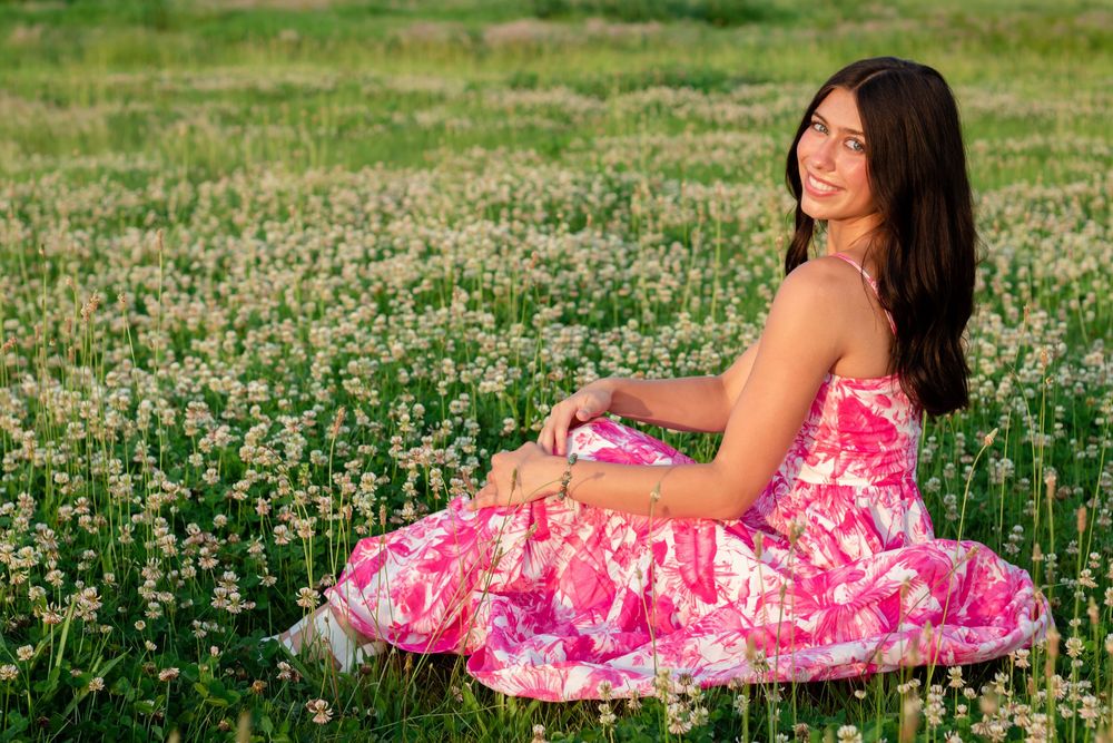 Natural senior photos in a garden. Senior photos with flowers in a garden. Senior photos natural lighting.