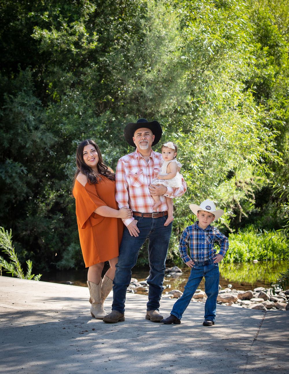 Gunnii Sack Photography, Mokelumne Hill CA, Family Photos, Creek Photoshoot