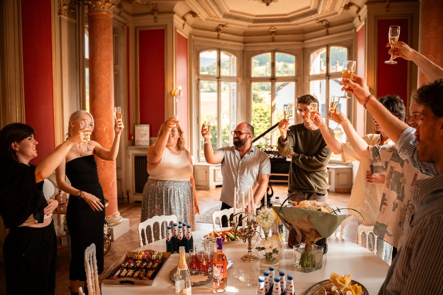 Toasts et rires entre amis pour célébrer la demande en mariage en Alsace