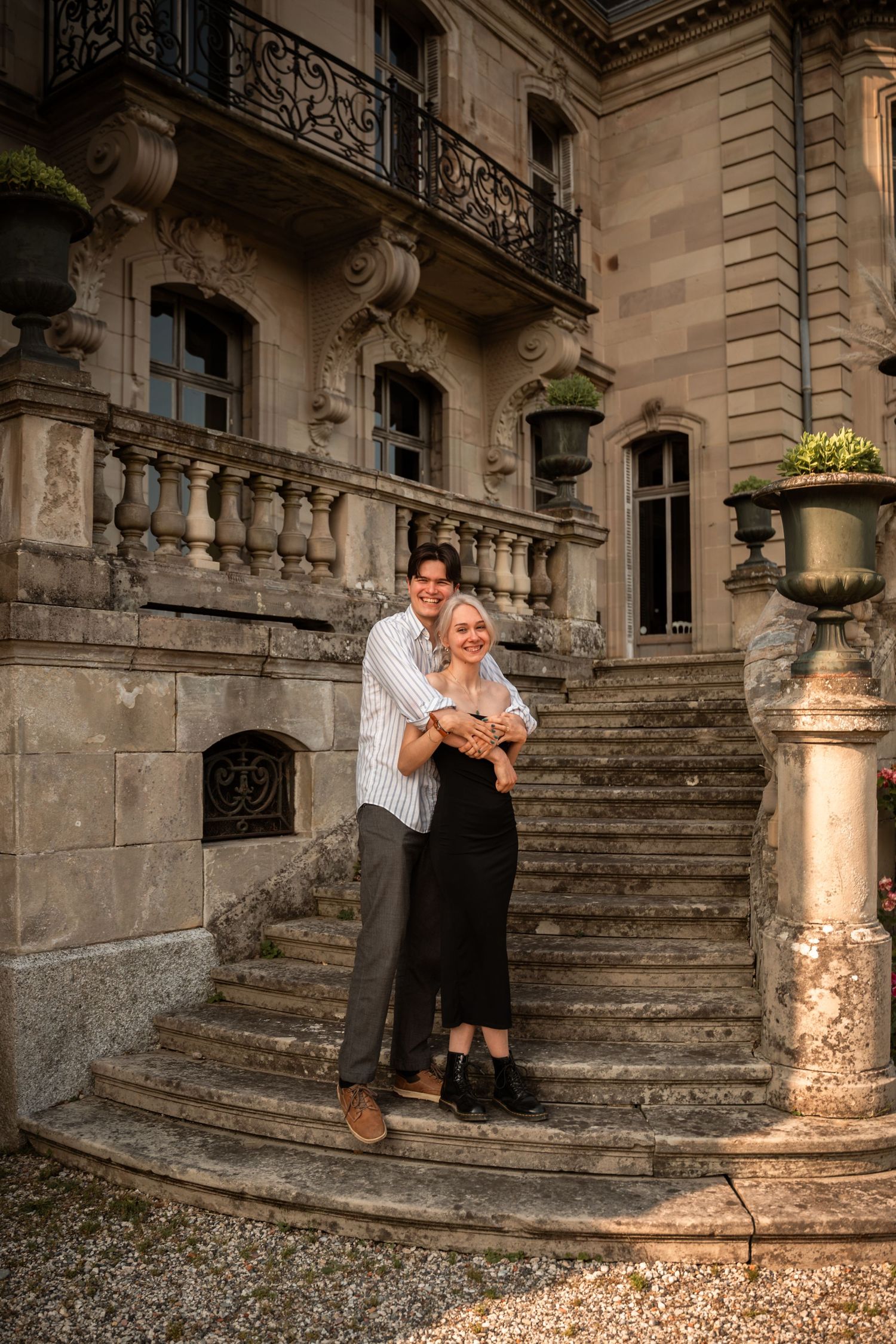 Photo de couple de Marie et Harold sur les marches du château Burrus.