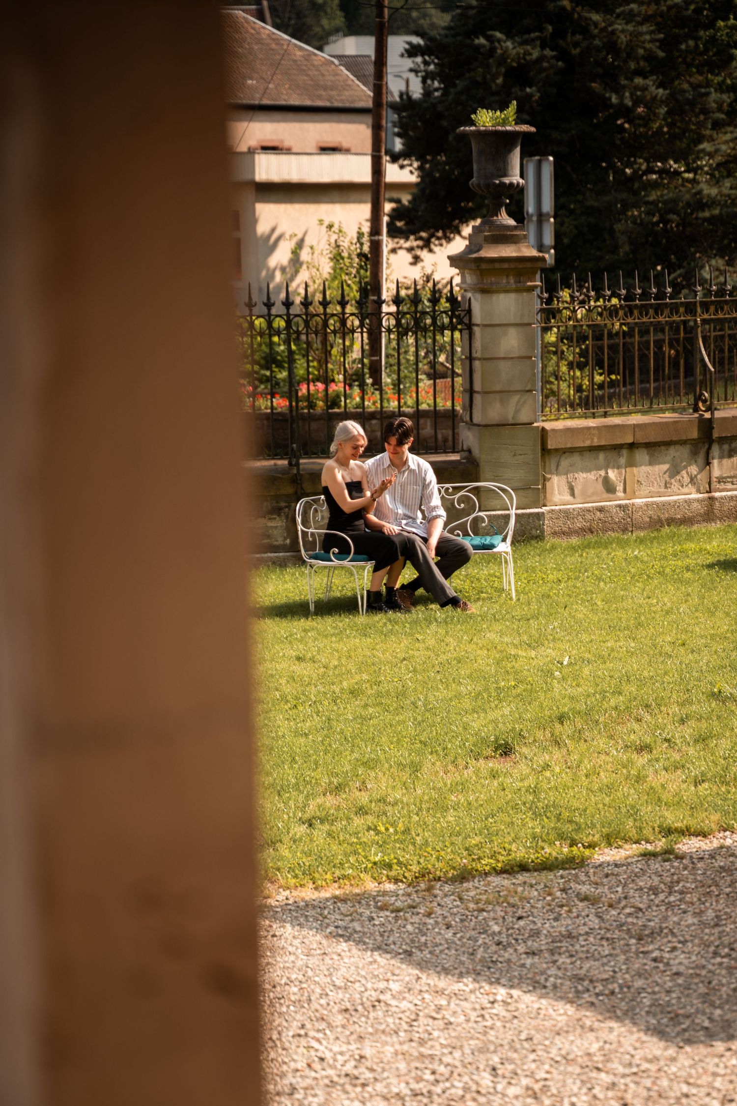 Marie et Harold prennent l'air après la demande en fiançailles.