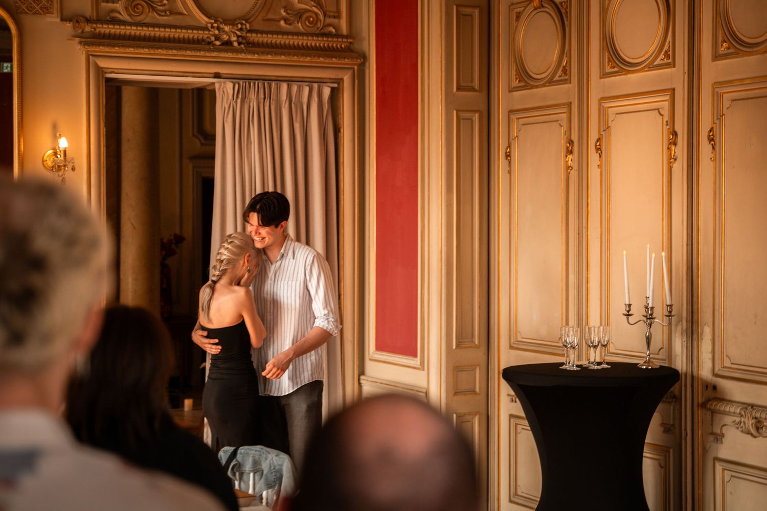 Émotion de Marie en voyant les invités surprise après la demande