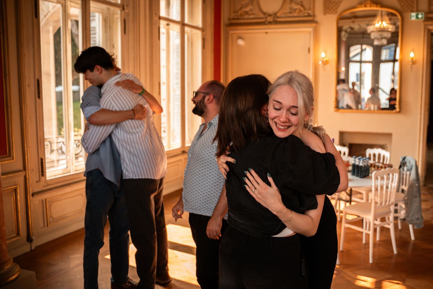 Accolade chaleureuse entre Harold et un ami venu célébrer les fiançailles