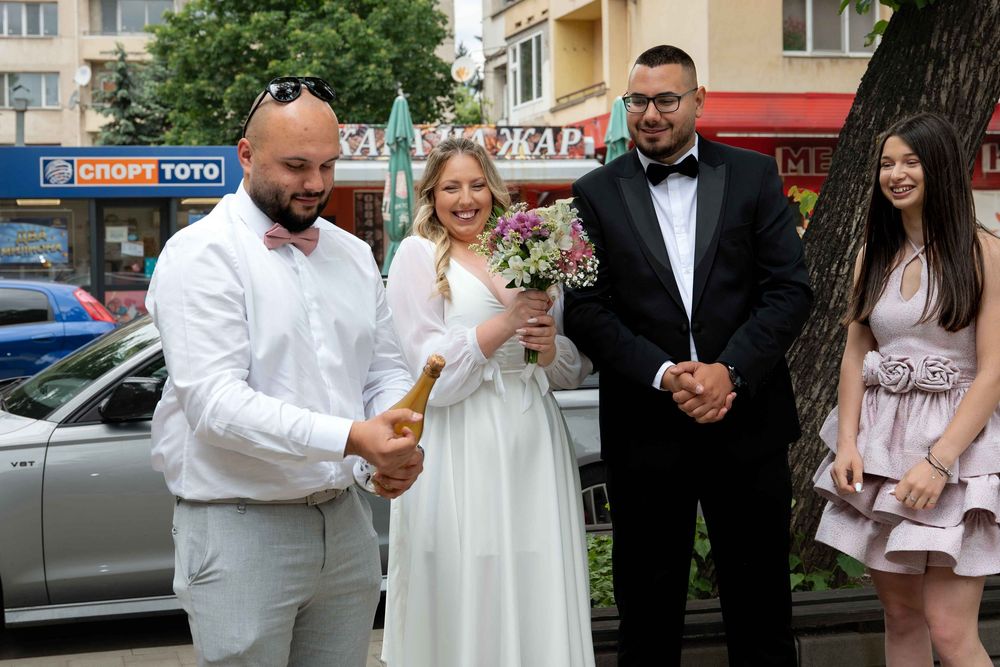 Сватбена фотосесия в Перник, пътувам и из България, съчетание между нежността на естествената светлина и editorial style, естествени цветове