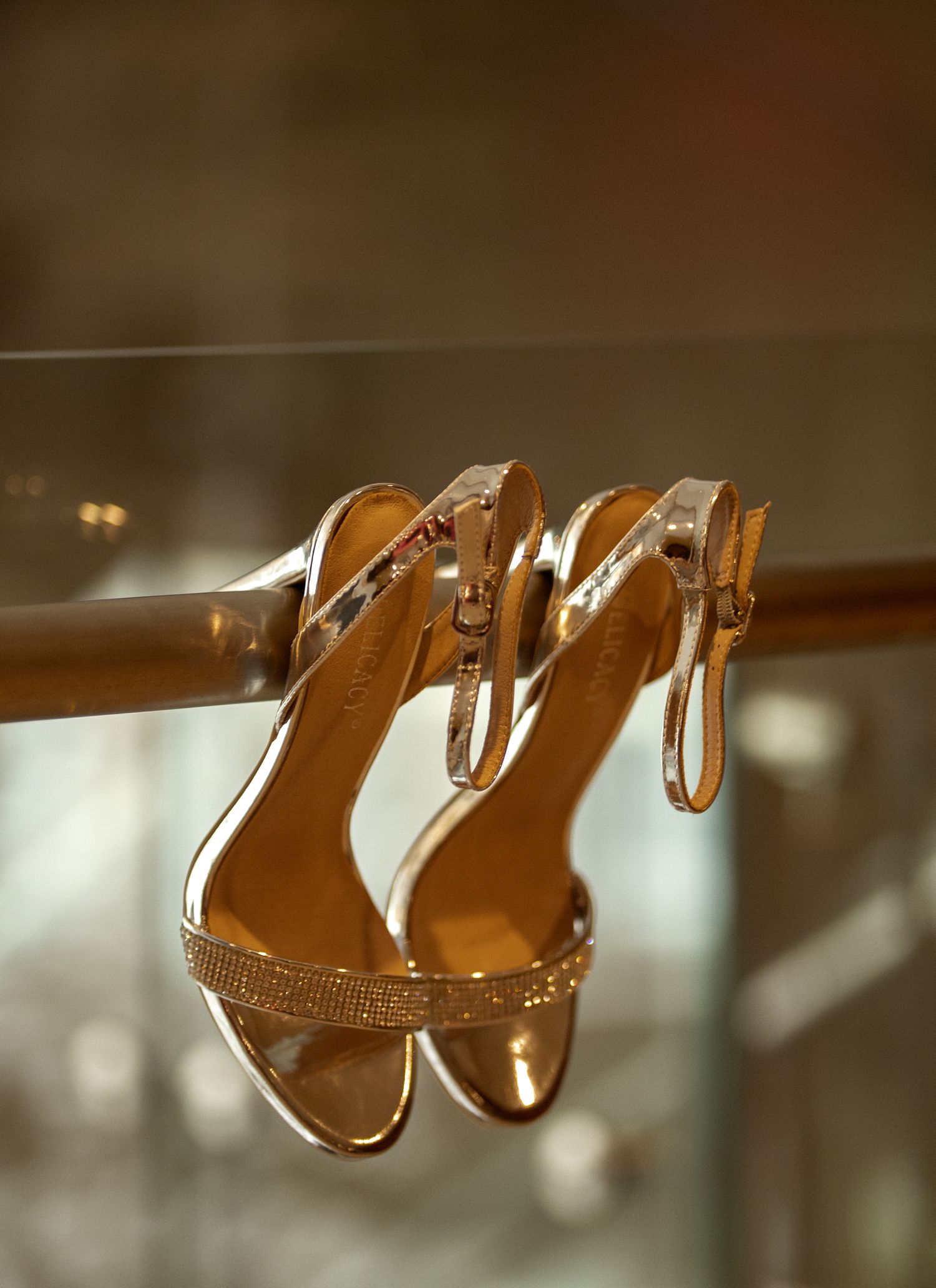 Photo de détails de mariage capturant les fleurs, les souliers et les éléments décoratifs choisis avec intention par les mariés.