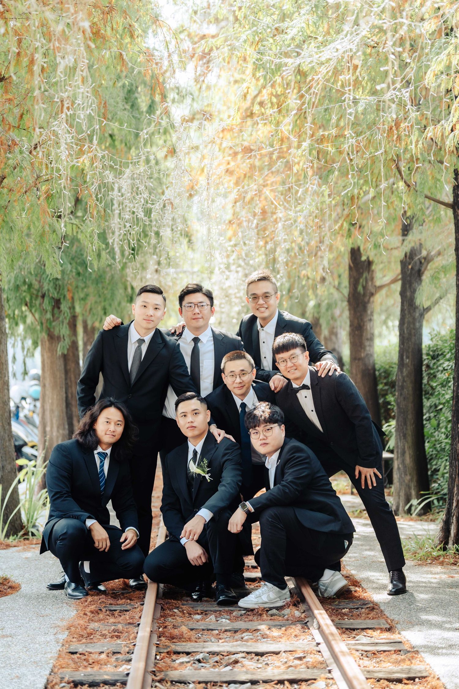 《關鍵時刻》是一堂為婚禮攝影師設計的渴望影像推出的實體課程，聚焦在現場判斷、畫面取捨。不是教你拍更多，而是學會在沒有流程與提示時，知道什麼時候該拍、什麼時候該停，留下真正重要的畫面。為的是提供專業攝影師的培訓還有精進能力。美式或是韓式風格沒有絕對，重要的是找到屬於你自己的風格。