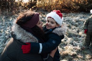 Mama und Sohn haben Spaß und lachen.