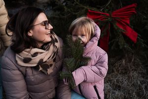 Mama lacht mit ihrer Tochter.
