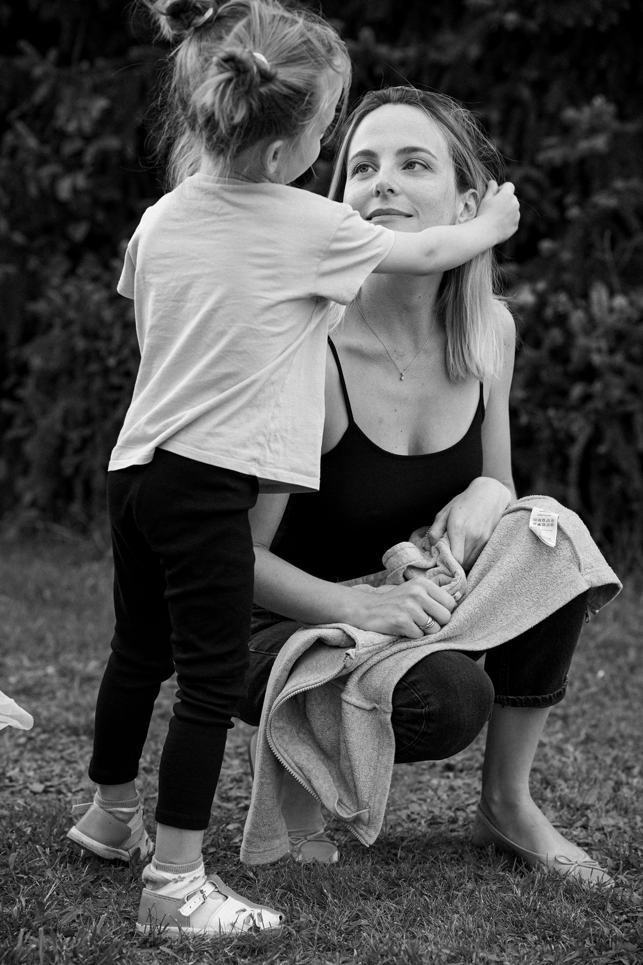 Tochter richtet der Mama liebevoll das Haar. Familienfotografie - Coffee and Stories Fotografie