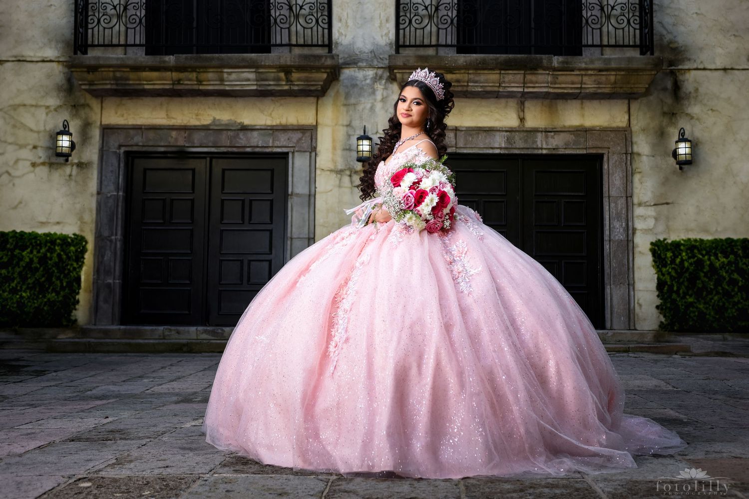 Fort Worth quince photographer capturing elegant winter quince portraits