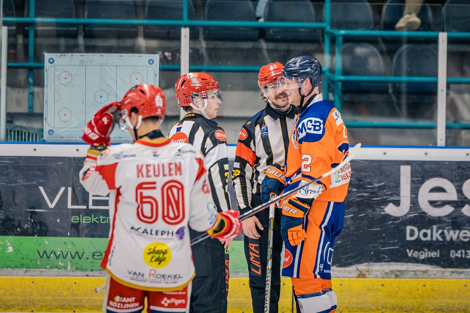 Actiebeeld van ijshockeywedstrijd in Nederland