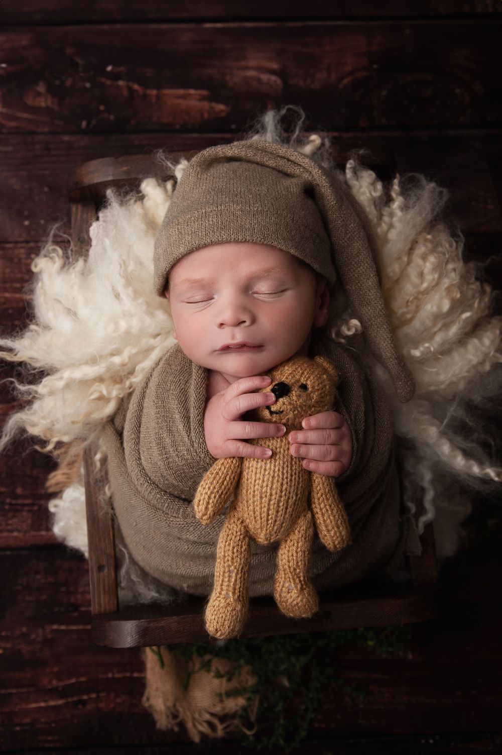 Newborn posing by kara jade photography