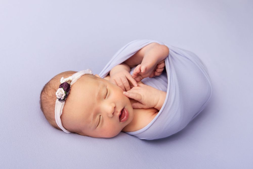 Newborn posing by kara jade photography