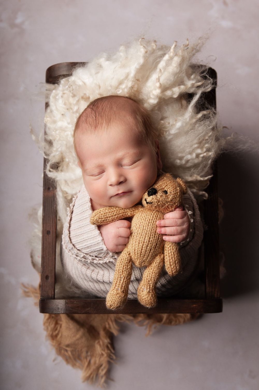 Newborn posing by kara jade photography
