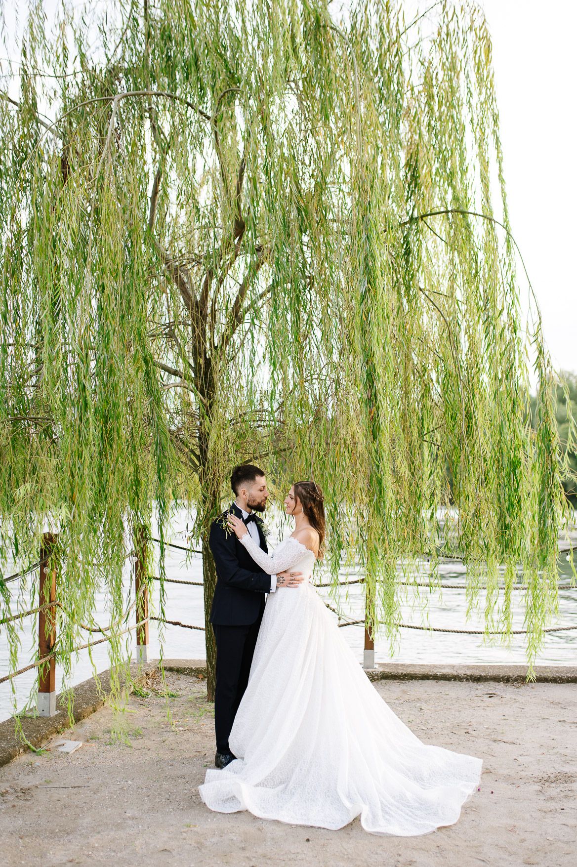 Servizio fotografico di matrimonio all'aperto in riva al fiume a Villa dei Mulini a Mantova