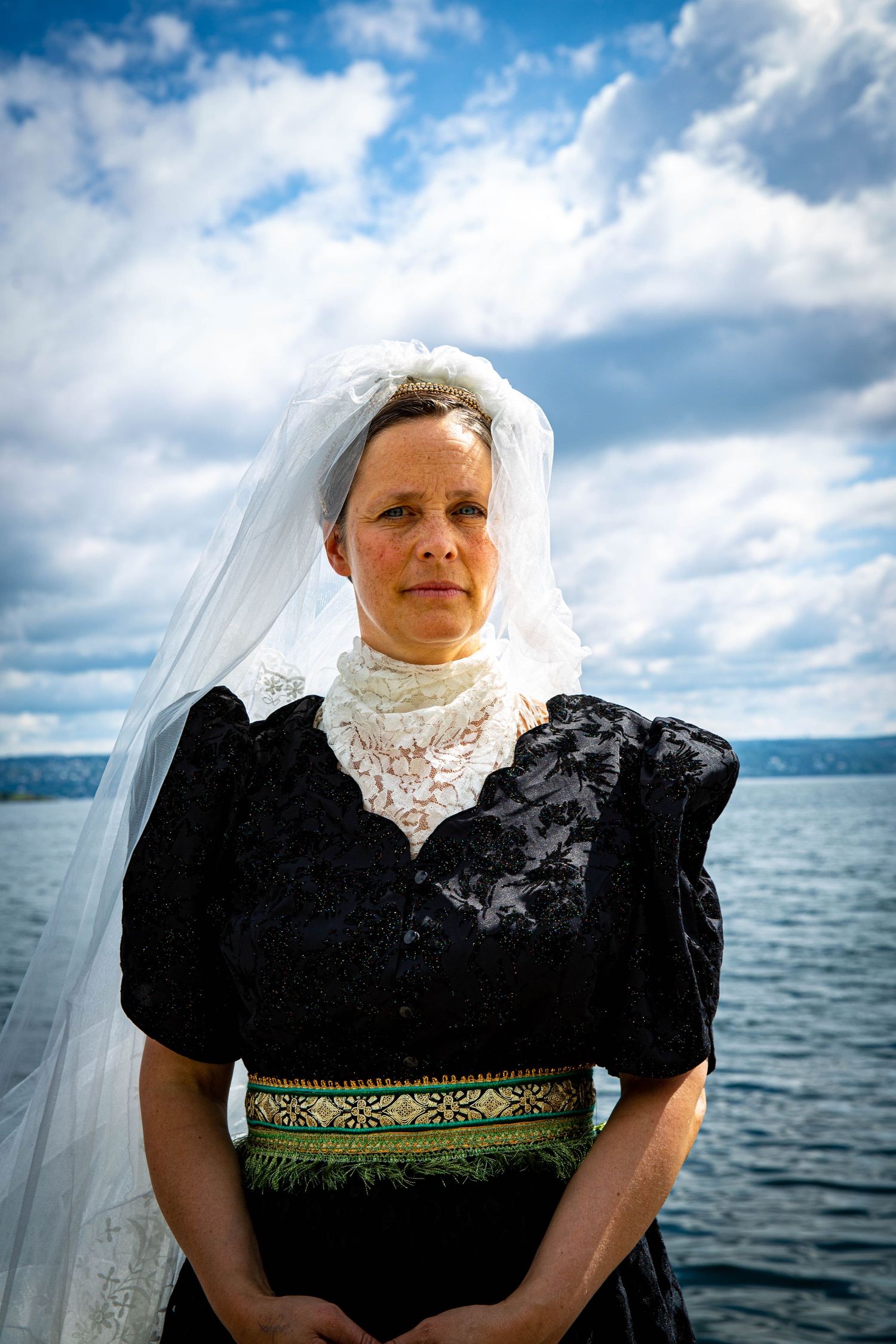 Portrett av dame utendørs med naturlig lys, CV-foto og portrettfotografering av Prospectxmedia i Norge.