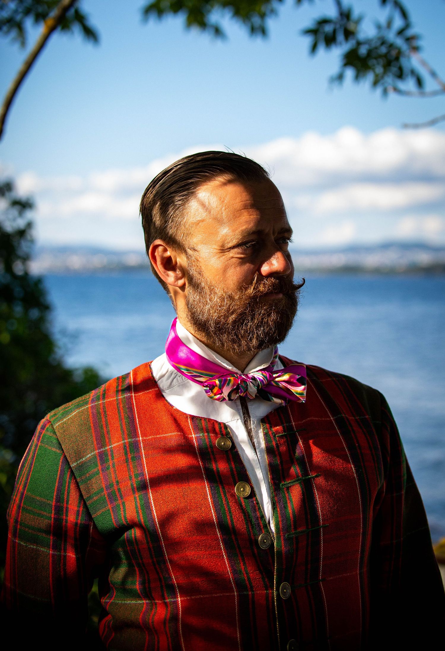 Portrett av mann i bunad ved sjøen, kreativt portrettfoto og CV-foto av Prospectxmedia i Norge.