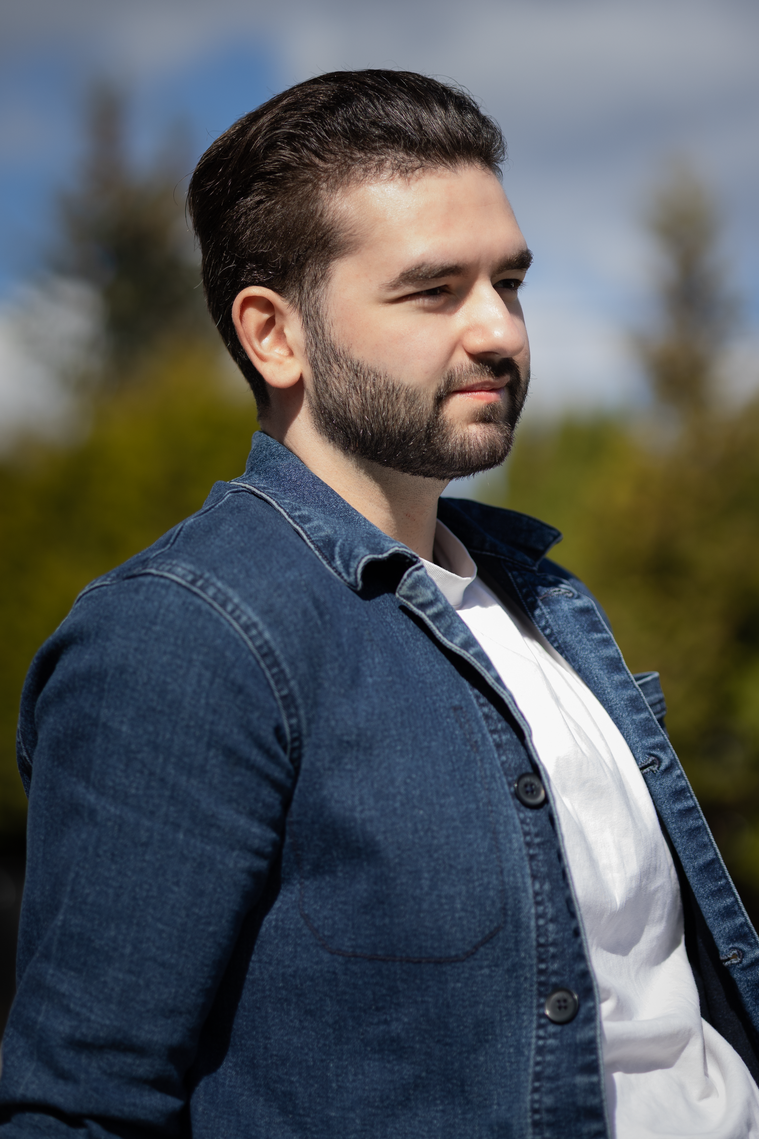 Profesjonelt headshot av mann i dress og blazer utendørs, CV-foto og LinkedIn-portrett av Prospectxmedia.