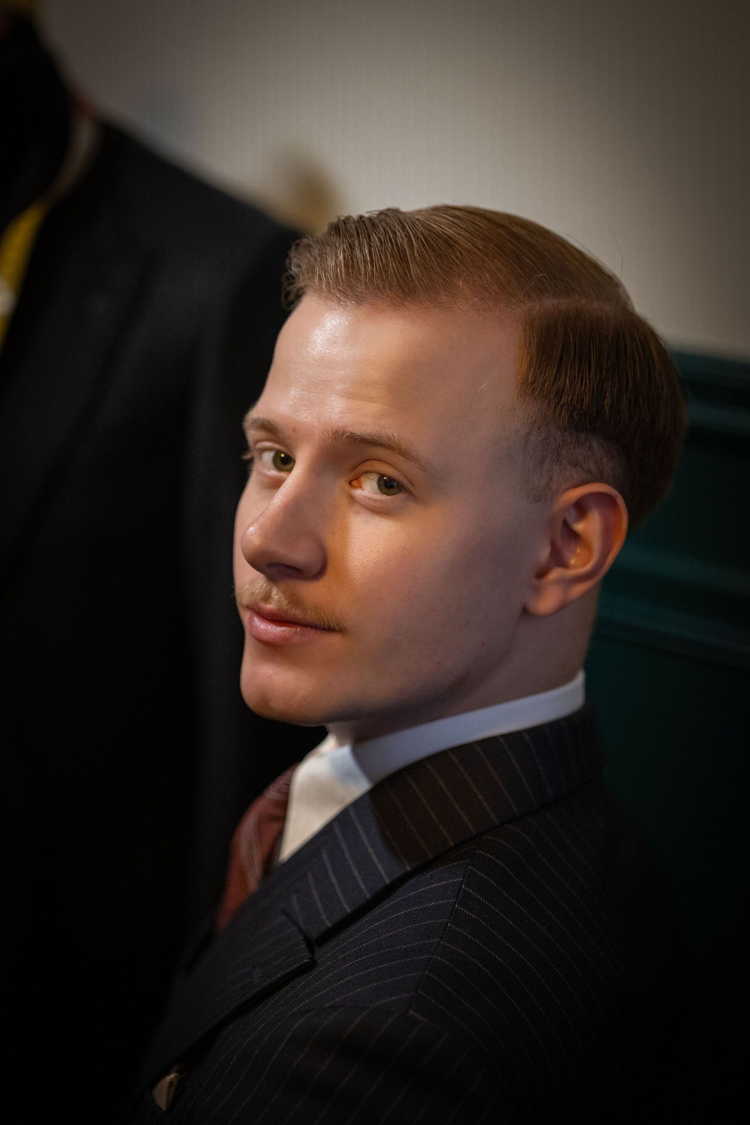 Dramatisk portrett av ung mann i mørke omgivelser, kreativt portrettfoto og headshot av Prospectxmedia.