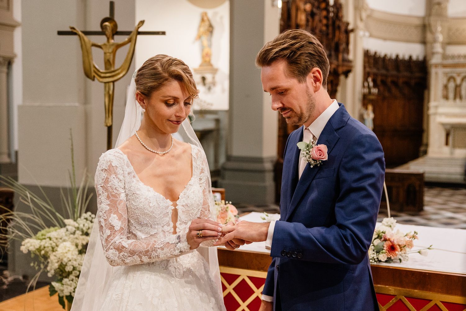 Photographe mariage Lille capture l'instant cle de l'echange des alliances pendant la ceremonie religieuse a l'eglise sainte calixte