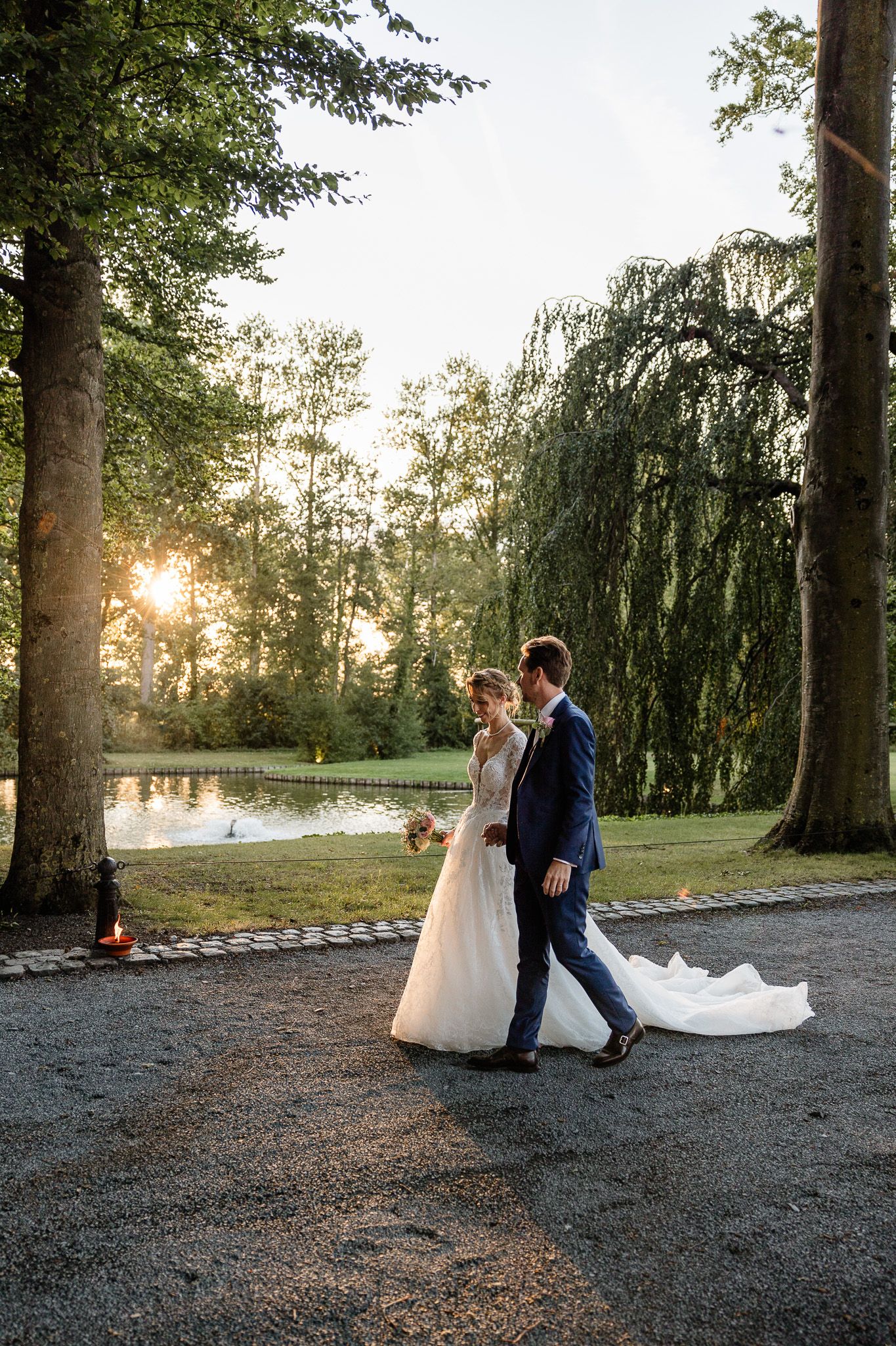 Photographe mariage Lille pour des photos elegantes, naturelles et pleines d'emotion. Maries au coucher du soleil au chateau du biez