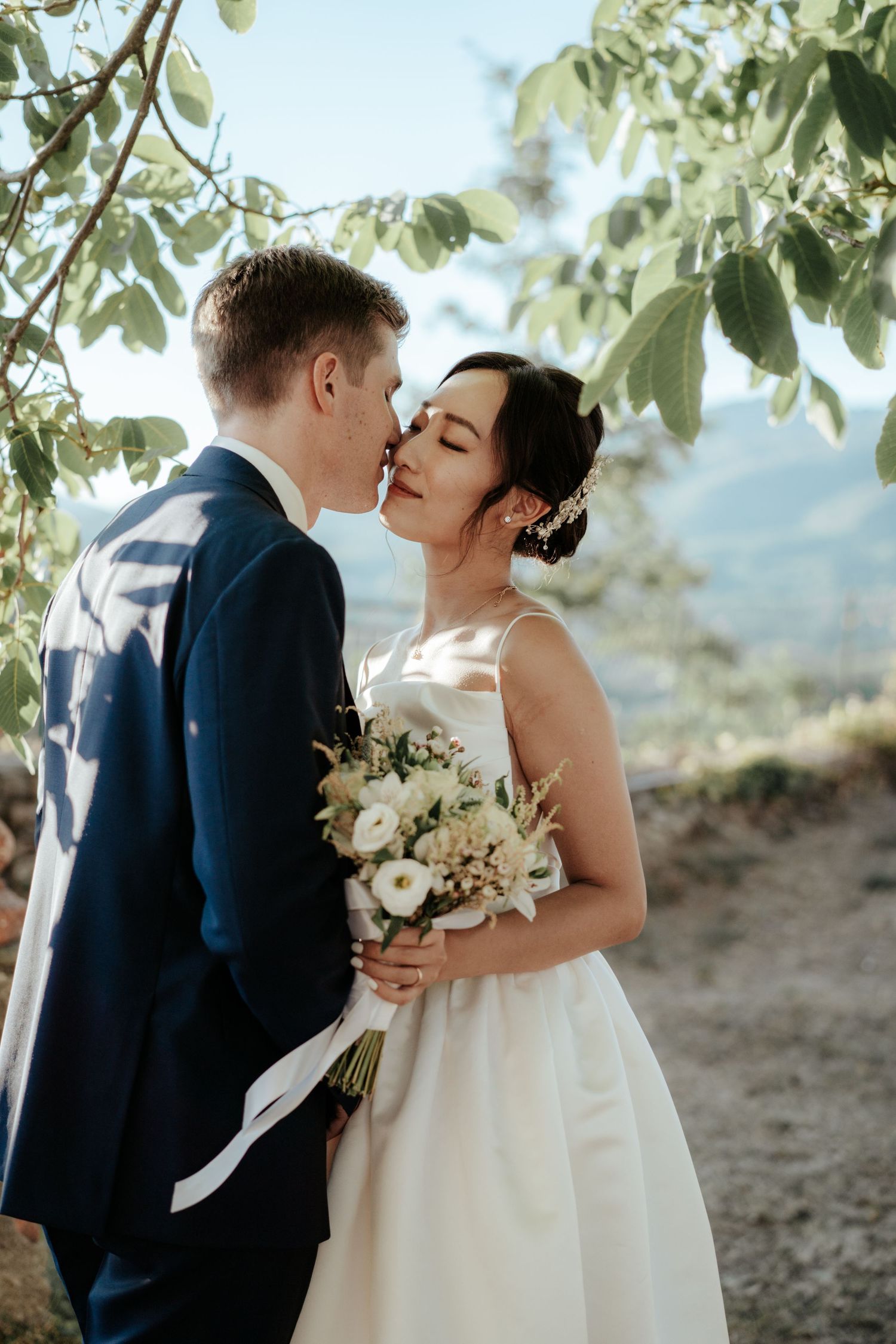 Un momento romantico durante un servizio fotografico di coppia di un matrimonio a Parma