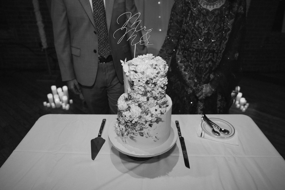 A black and white photo montage showing different wedding cakes decorated with flowers and ornate details.