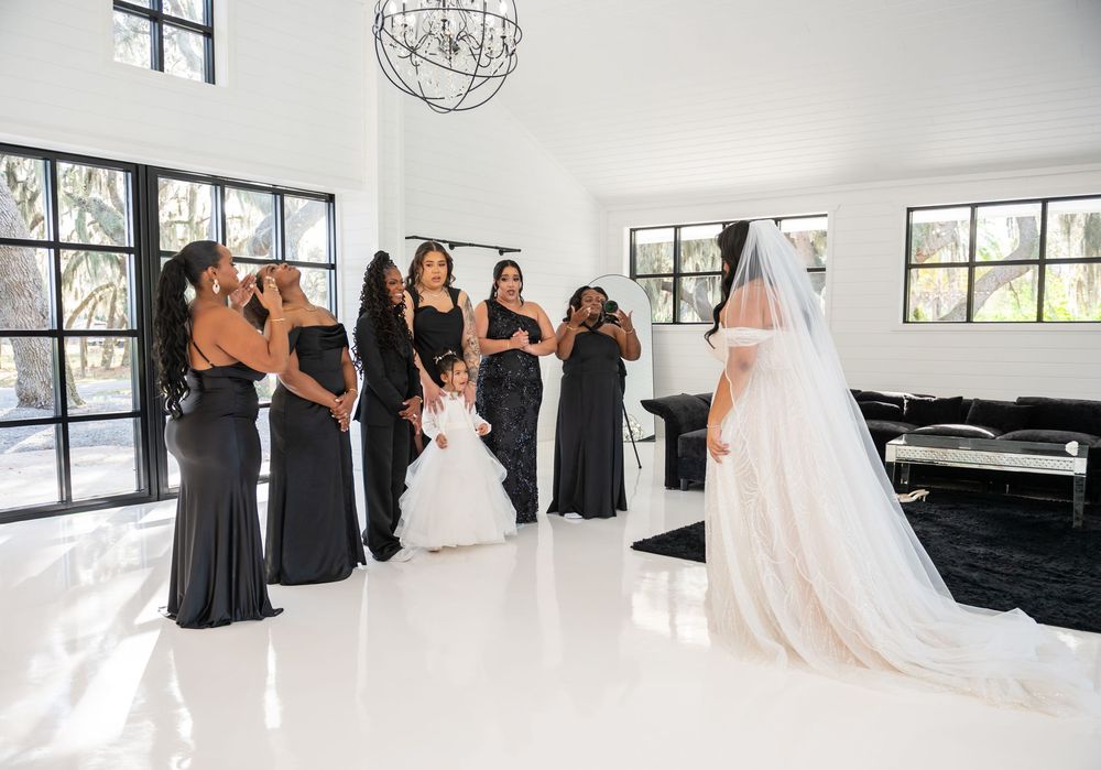 The bride's firstlook with her bridesmaids at the Scars Farm.