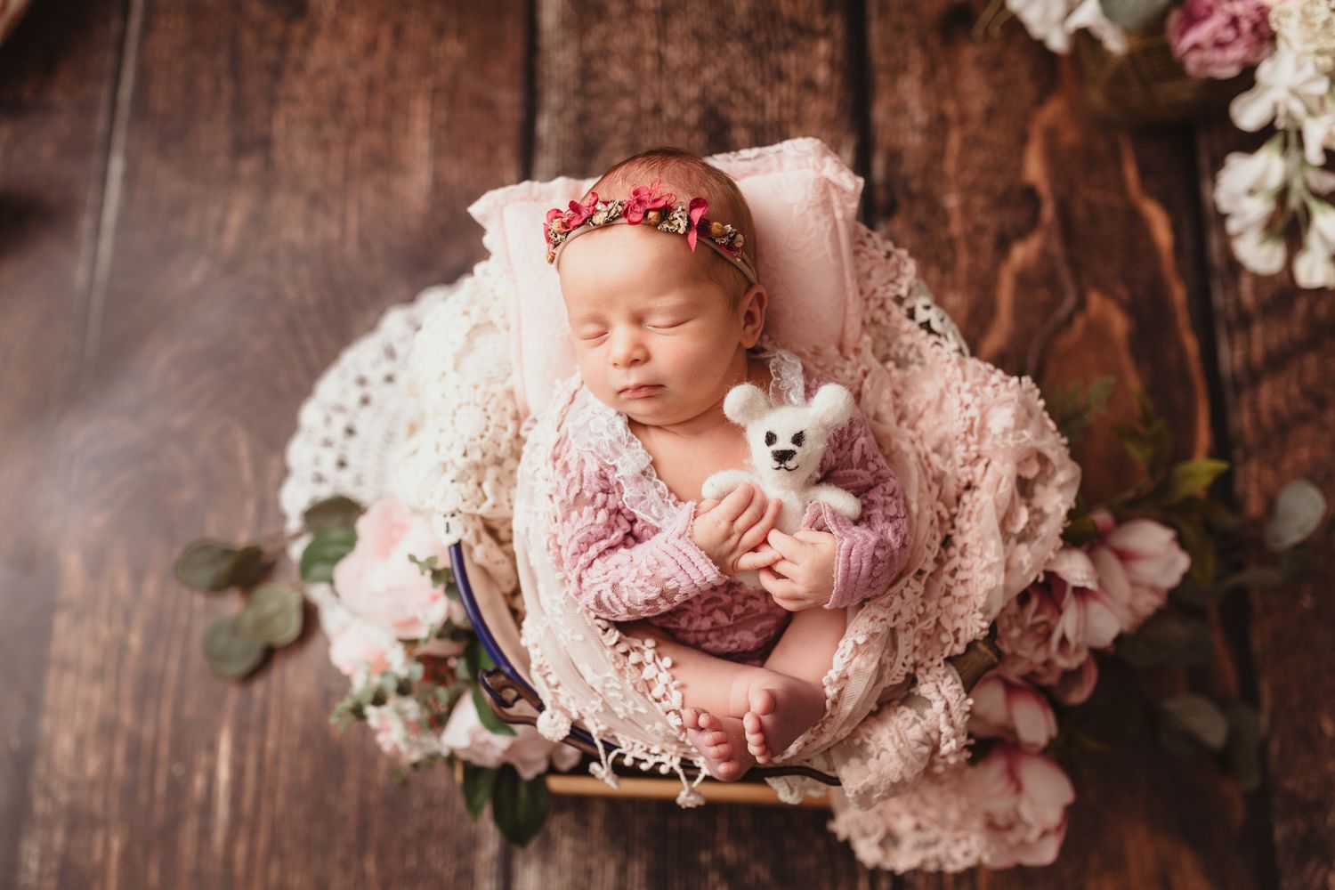 štylizované newborn fotenie bábätka do 14 dní v ateliéri Bratislava. Bezpečné polohovanie a 10 rokov praxe, fotografka Domi Bobák.