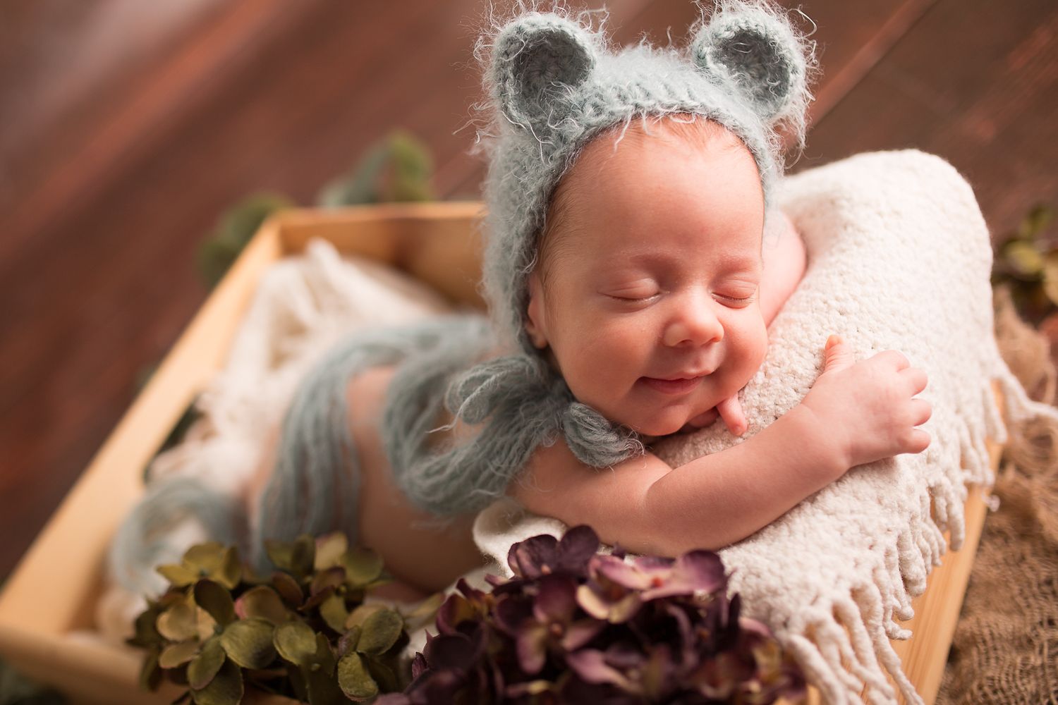 umelecké newborn fotenie bábätka do 14 dní v ateliéri Bratislava. Bezpečné polohovanie a 10 rokov praxe, fotografka Domi Bobák.