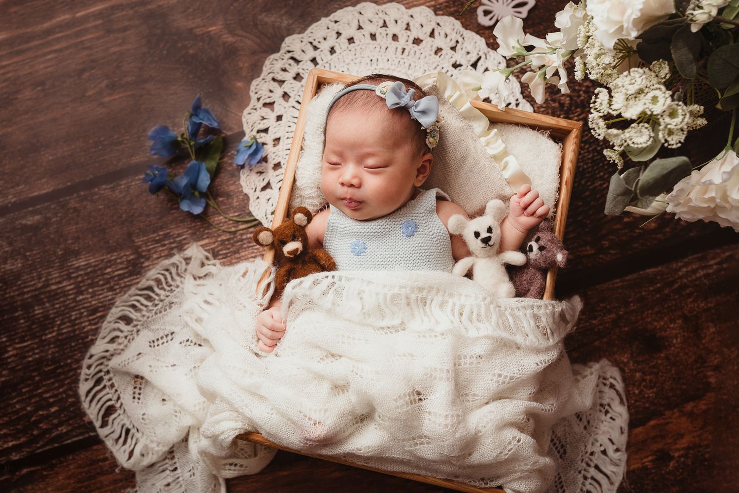 umelecké newborn fotenie bábätka do 14 dní v ateliéri Bratislava. Bezpečné polohovanie a 10 rokov praxe, fotografka Domi Bobák.