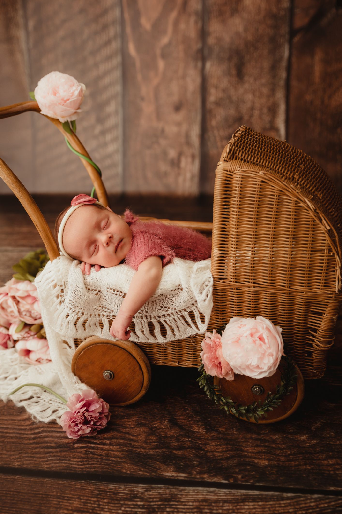 štylizované newborn fotenie bábätka do 14 dní v ateliéri Bratislava. Bezpečné polohovanie a 10 rokov praxe, fotografka Domi Bobák.