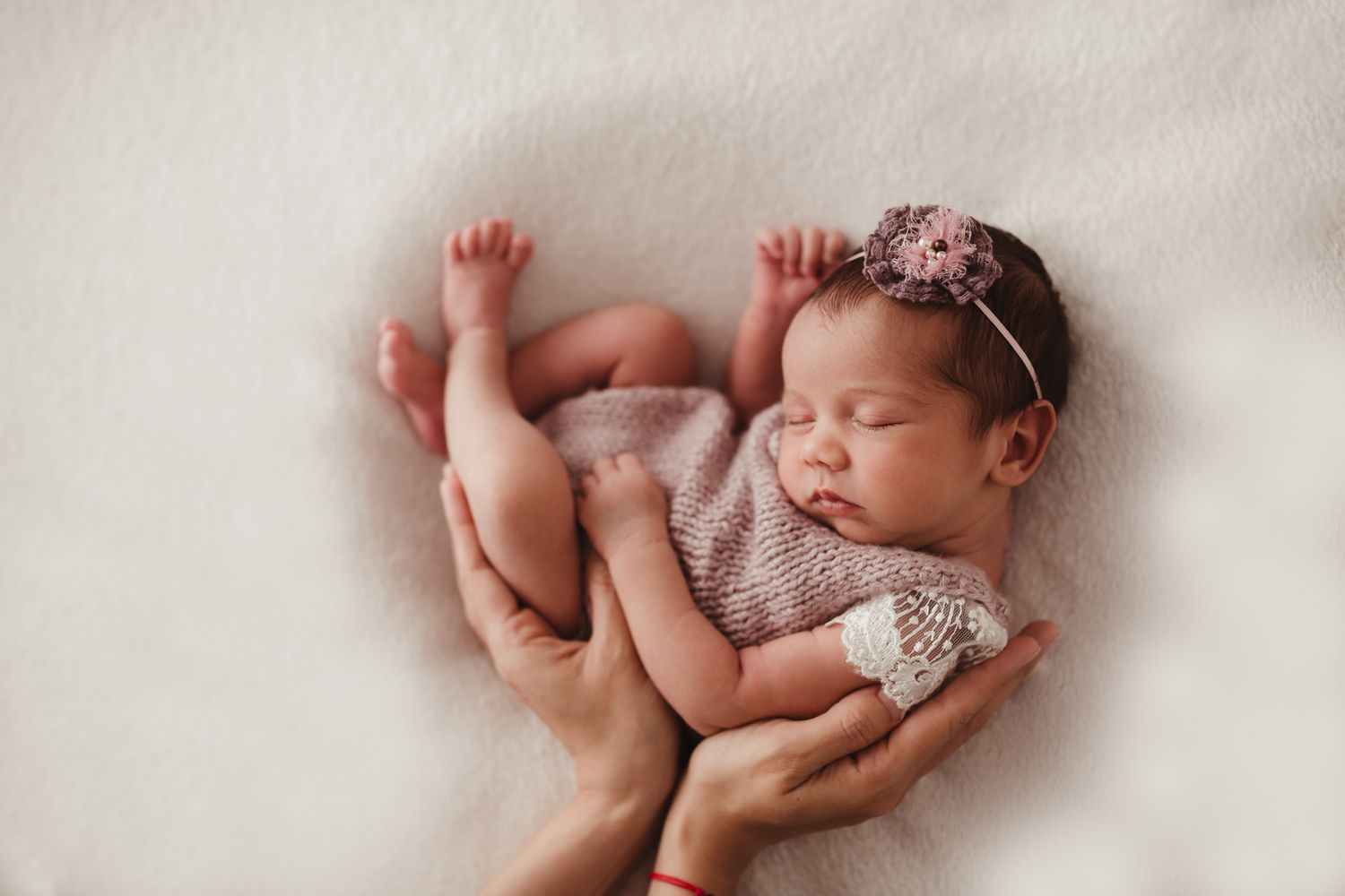 umelecké newborn fotenie bábätka do 14 dní v ateliéri Bratislava. Bezpečné polohovanie a 10 rokov praxe, fotografka Domi Bobák.