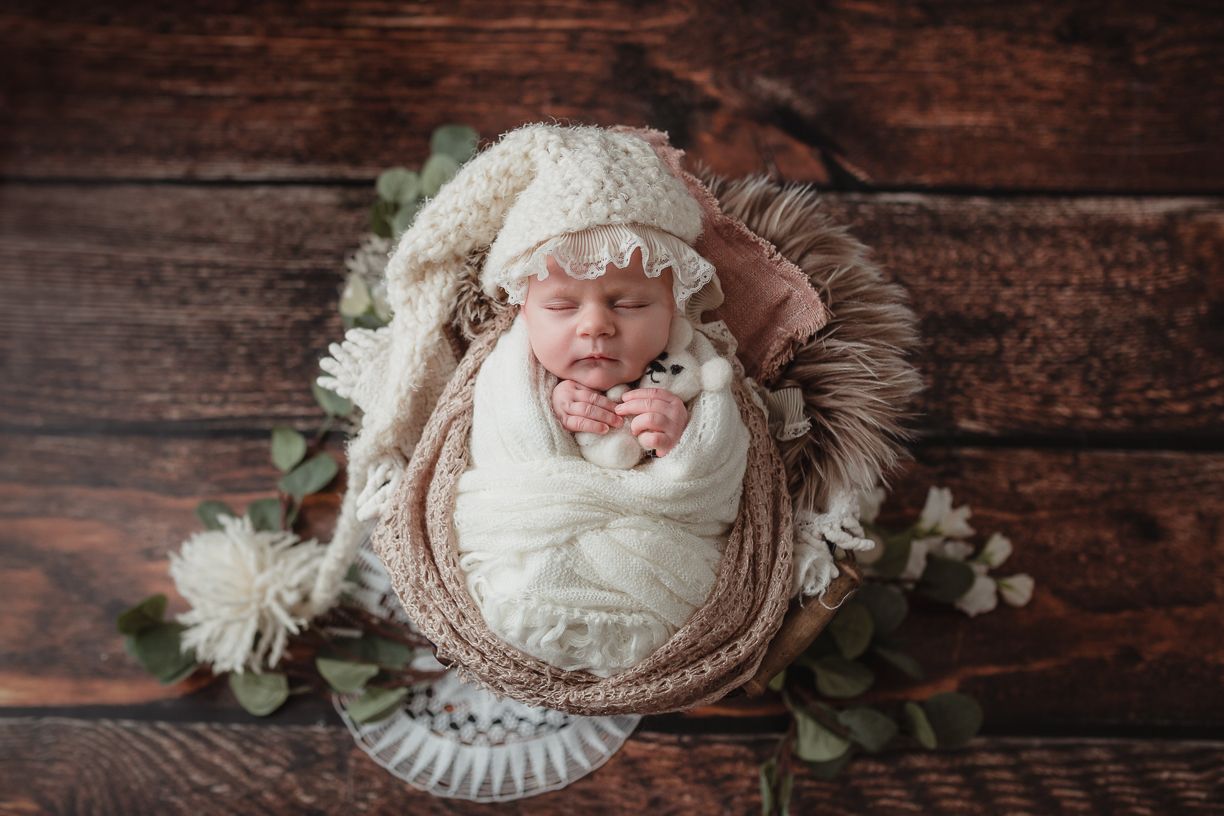 štylizované newborn fotenie bábätka do 14 dní v ateliéri Bratislava. Bezpečné polohovanie a 10 rokov praxe, fotografka Domi Bobák.