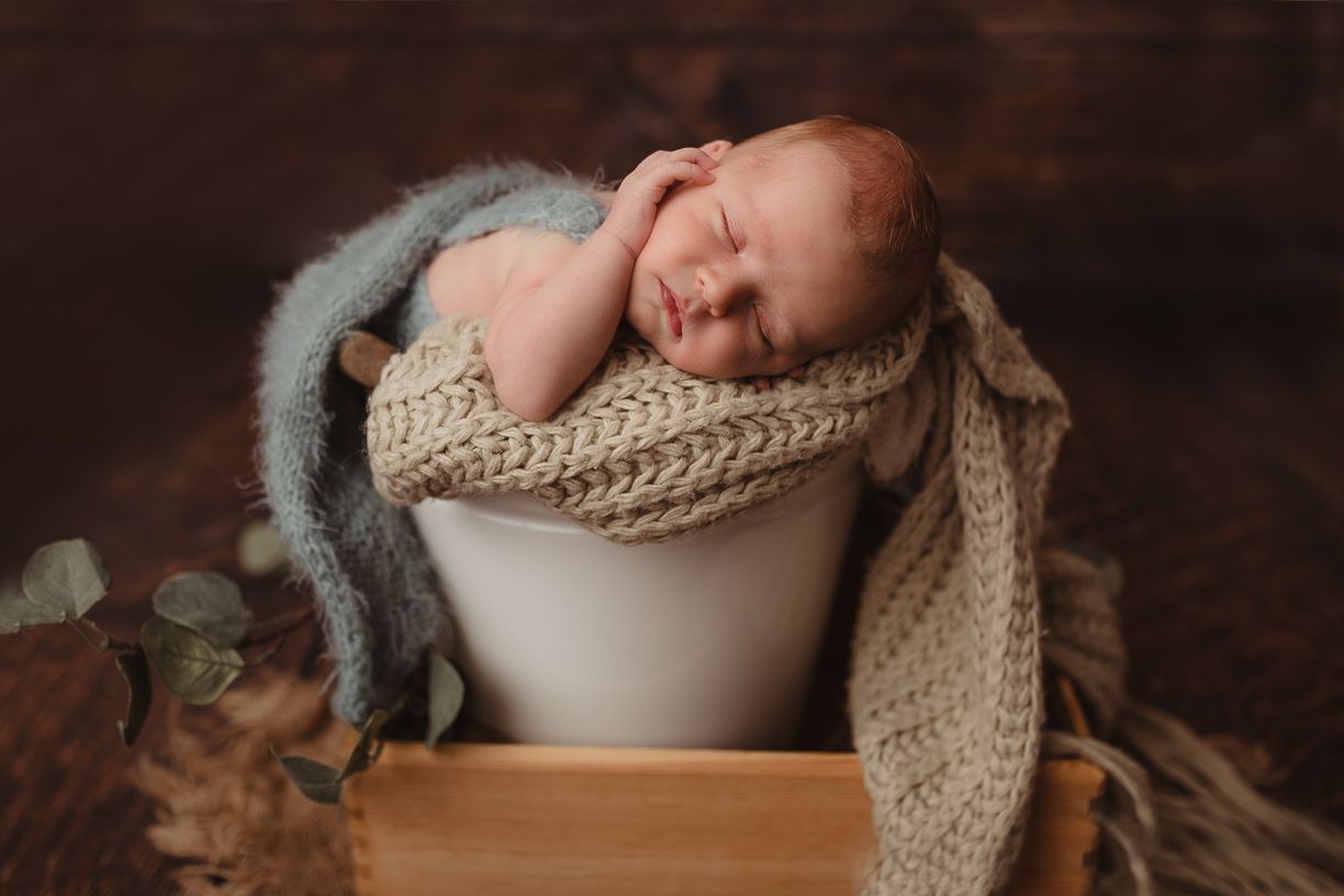 štylizované newborn fotenie bábätka do 14 dní v ateliéri Bratislava. Bezpečné polohovanie a 10 rokov praxe, fotografka Domi Bobák.
