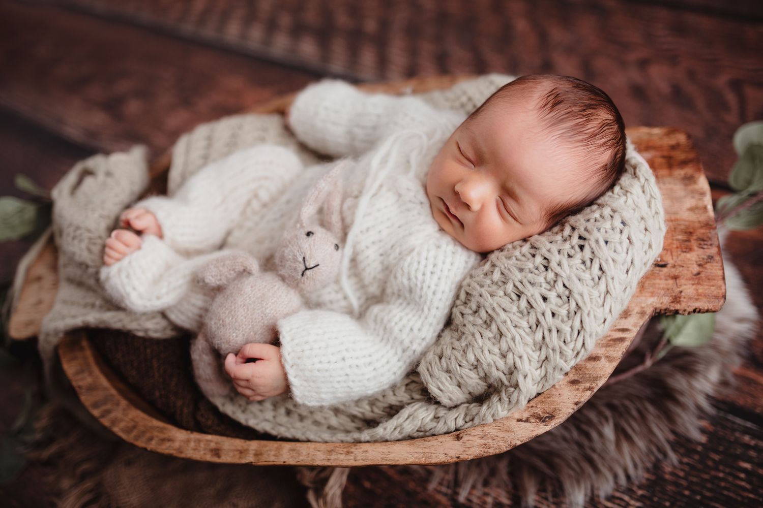 štylizované newborn fotenie bábätka do 14 dní v ateliéri Bratislava. Bezpečné polohovanie a 10 rokov praxe, fotografka Domi Bobák.