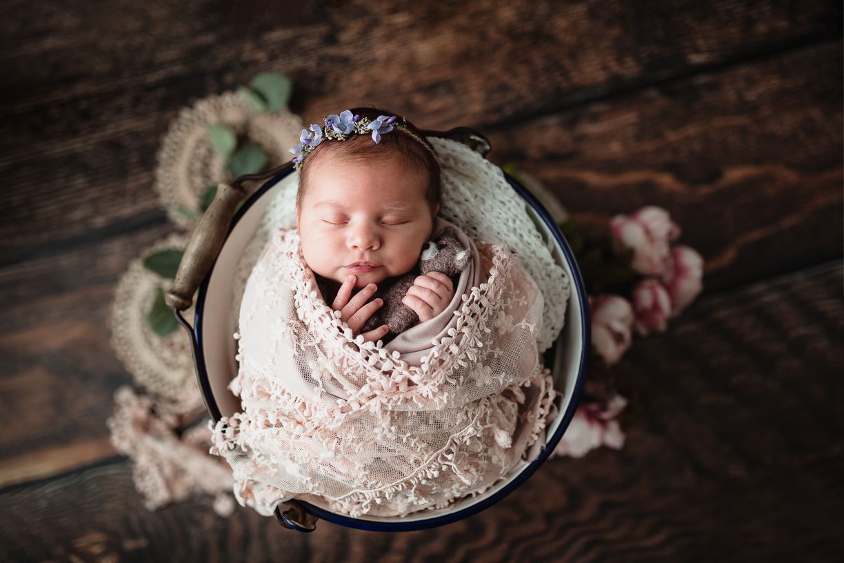 štylizované newborn fotenie bábätka do 14 dní v ateliéri Bratislava. Bezpečné polohovanie a 10 rokov praxe, fotografka Domi Bobák.