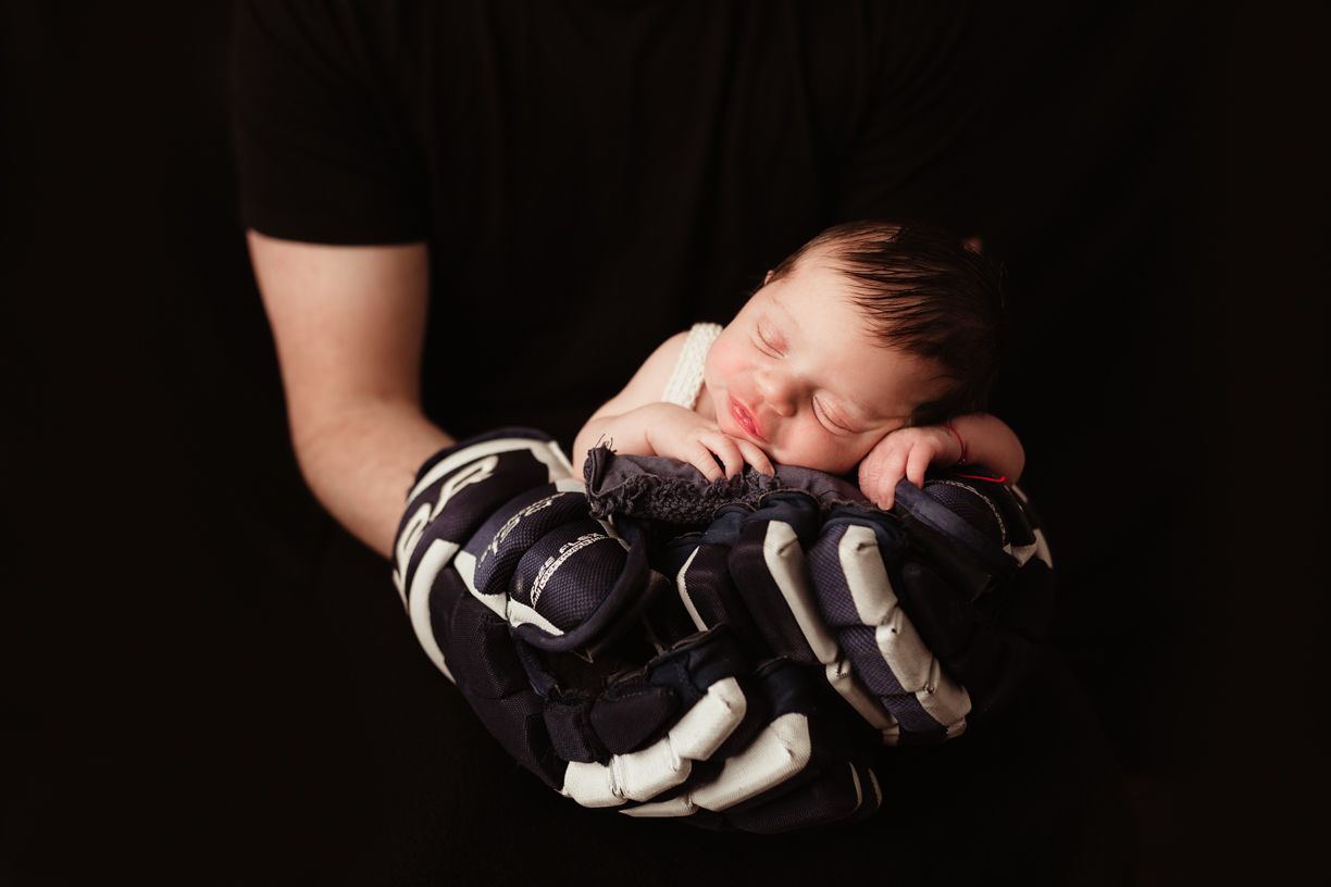 štylizované newborn fotenie bábätka do 14 dní v ateliéri Bratislava. Bezpečné polohovanie a 10 rokov praxe, fotografka Domi Bobák.