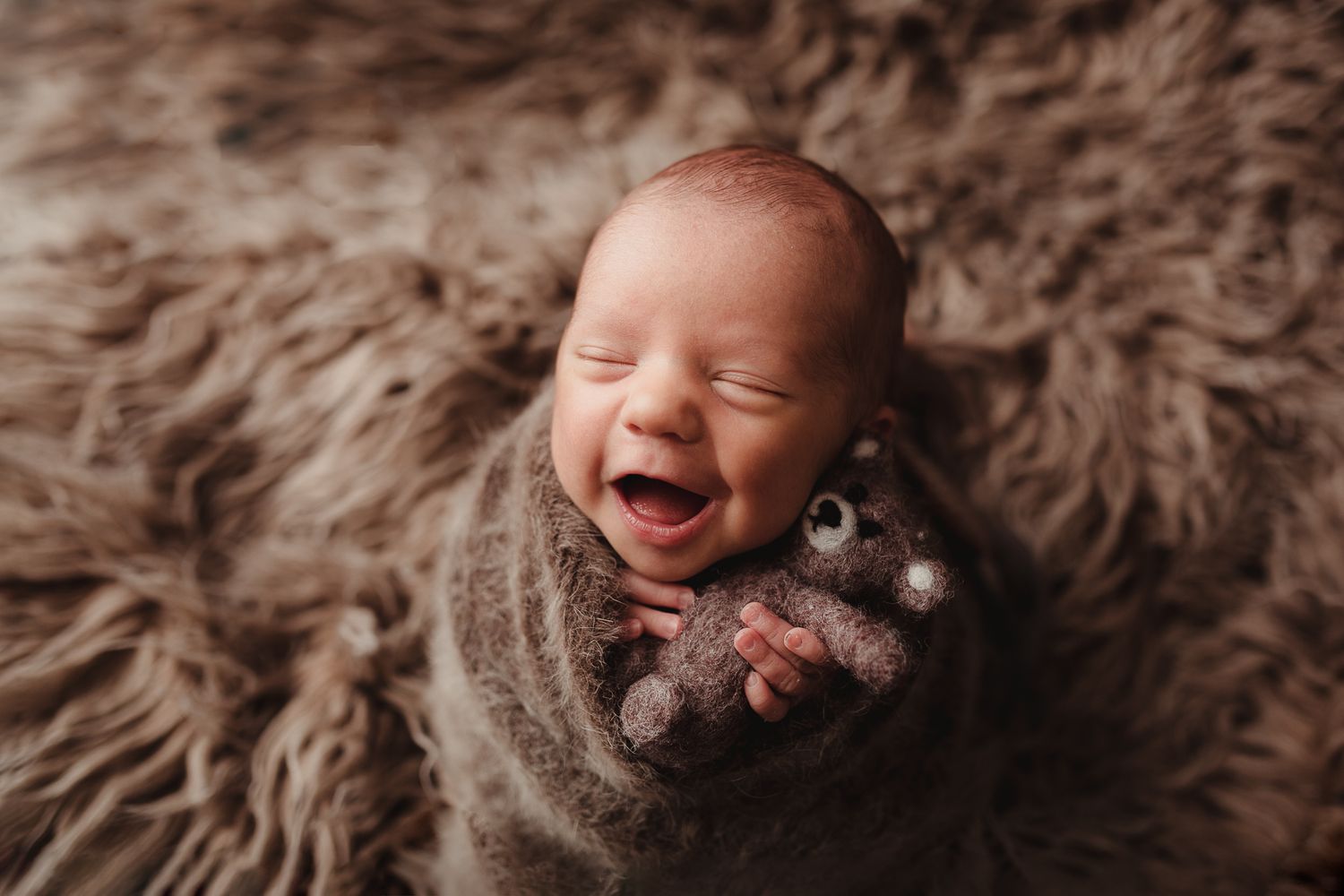 štylizované newborn fotenie bábätka do 14 dní v ateliéri Bratislava. Bezpečné polohovanie a 10 rokov praxe, fotografka Domi Bobák.
